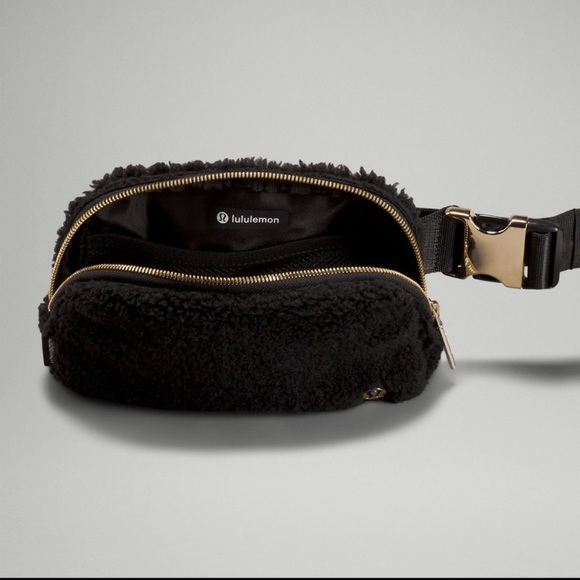 NEW Lululemon Everywhere Fleece Black Belt Bag - Picture 2 of 9
